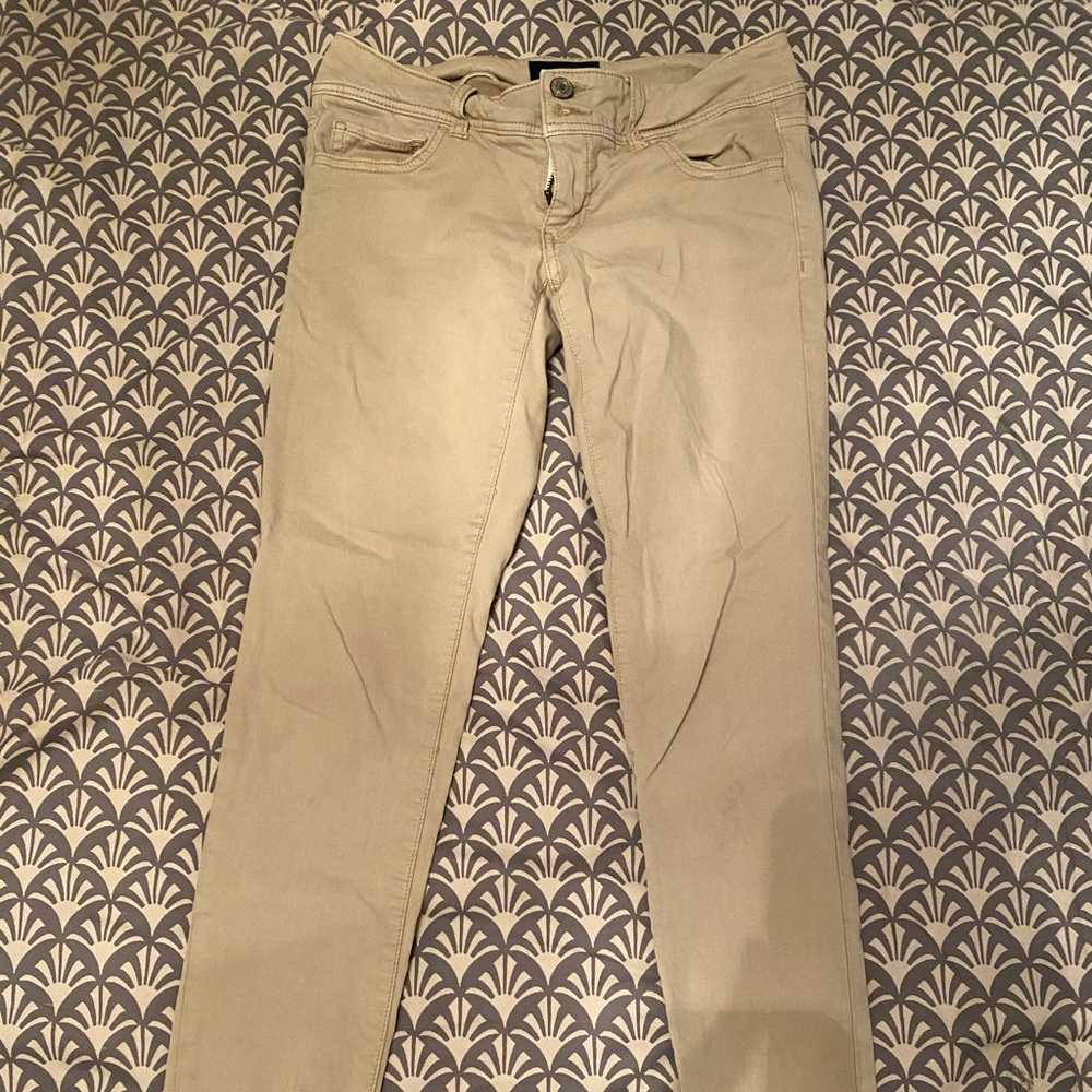 Size 2 American Eagle Khakis. SKINNY JEAN